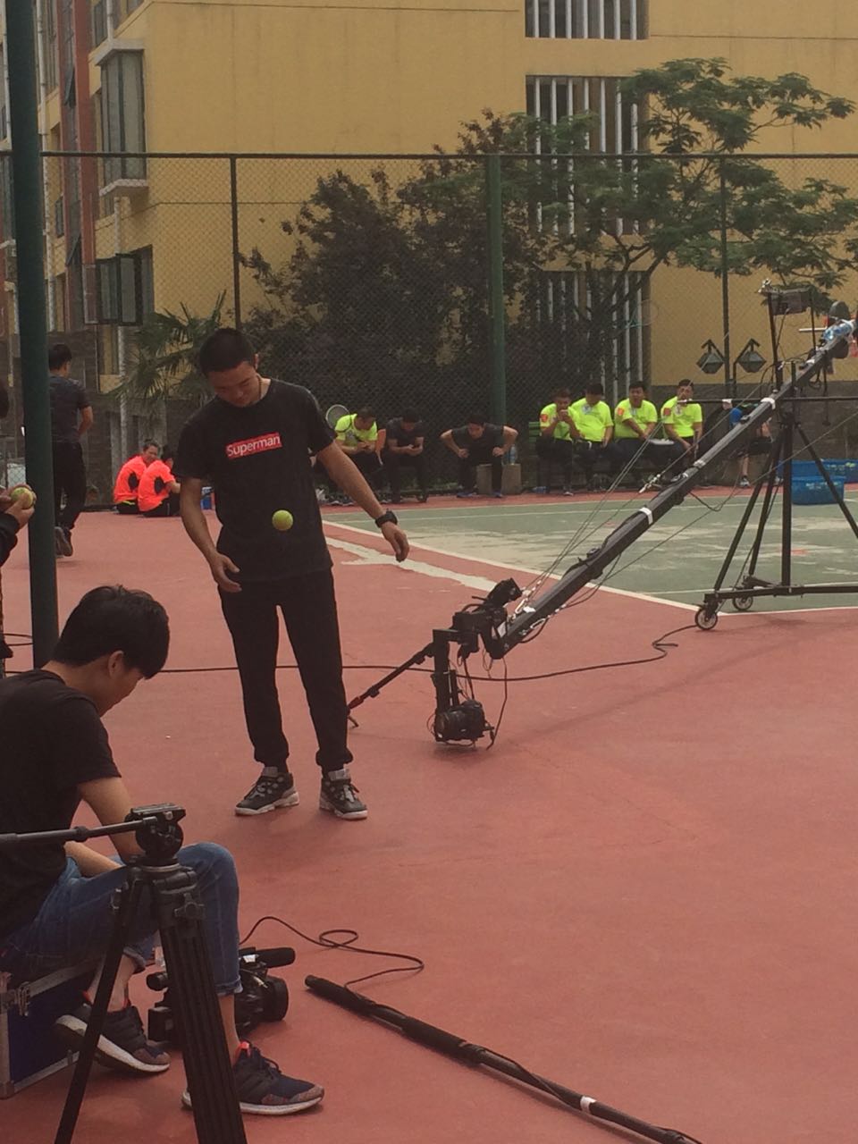 减肥争霸赛在鑫苑名家网球场进行拍摄